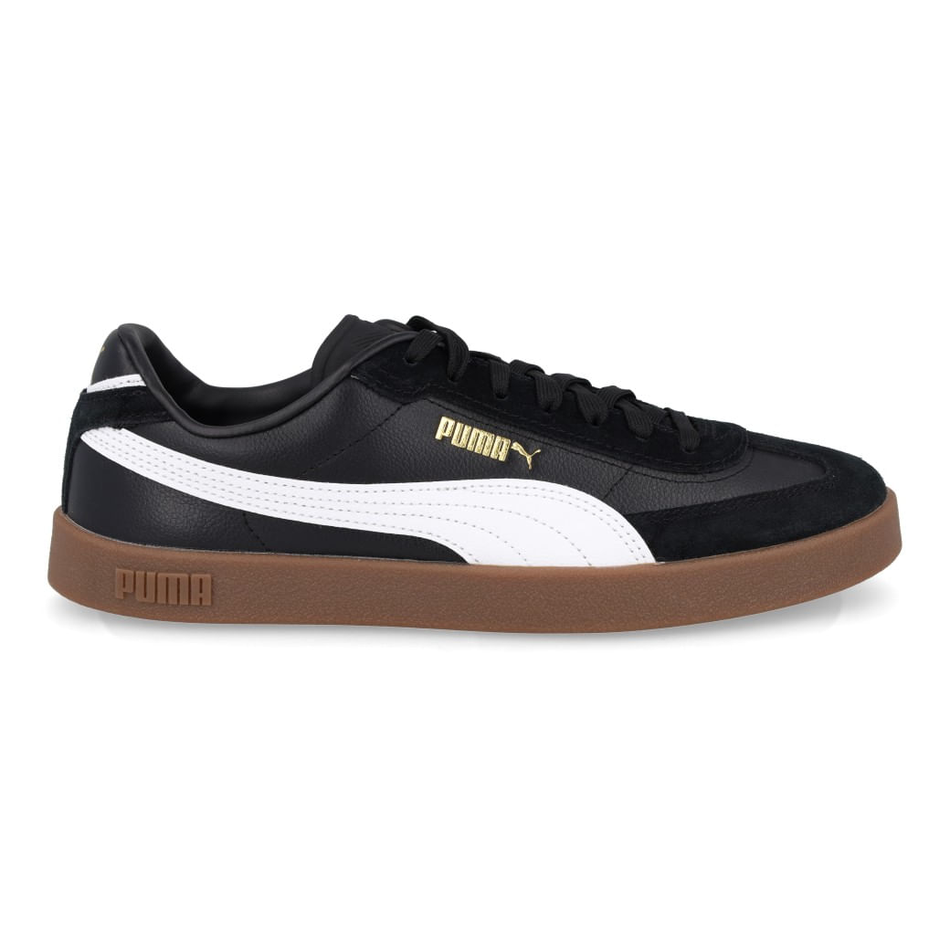 Tênis Puma preto com faixa branca lateral, vista lateral direita em fundo branco